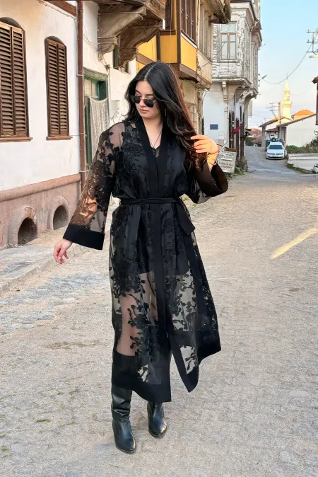 AISHA Model Uzun Çiçek Desenli Transparan Siyah Kimono Üst