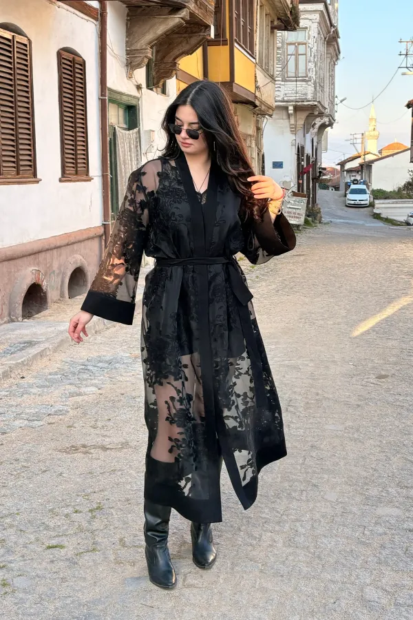 AISHA Model Uzun Çiçek Desenli Transparan Siyah Kimono Üst