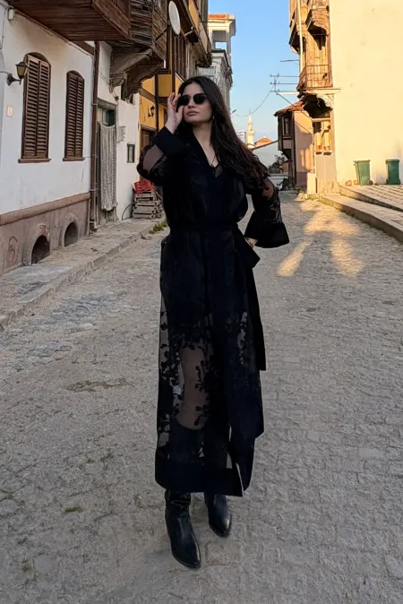 AISHA Model Uzun Çiçek Desenli Transparan Siyah Kimono Üst