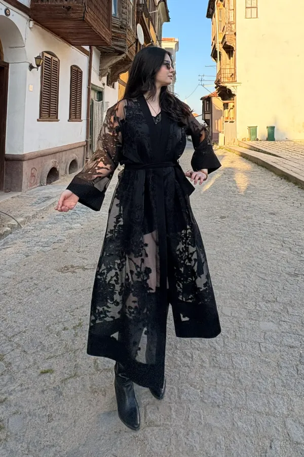 AISHA Model Uzun Çiçek Desenli Transparan Siyah Kimono Üst