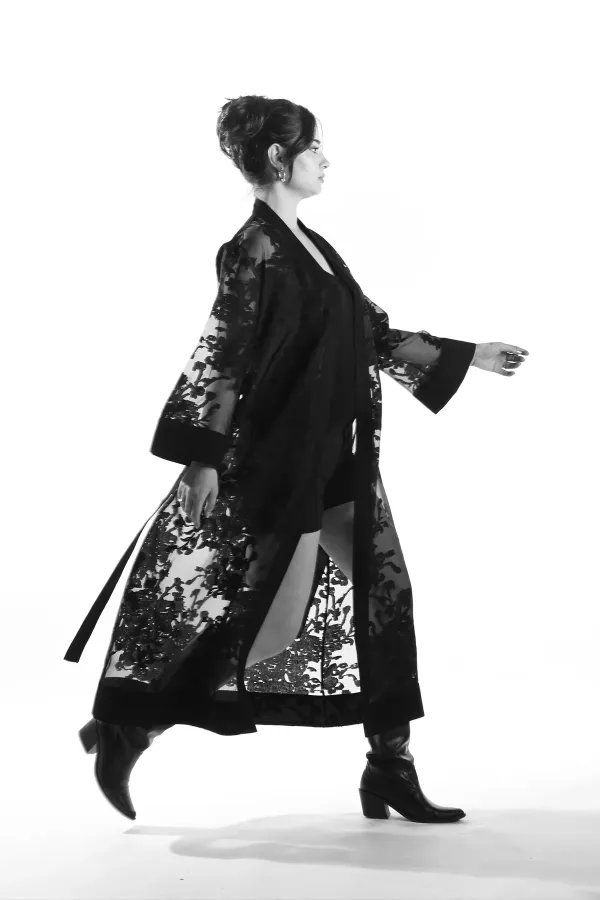 AISHA Model Uzun Çiçek Desenli Transparan Siyah Kimono Üst